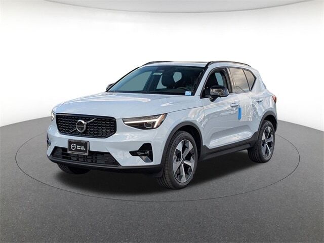 2026 VOLVO XC40