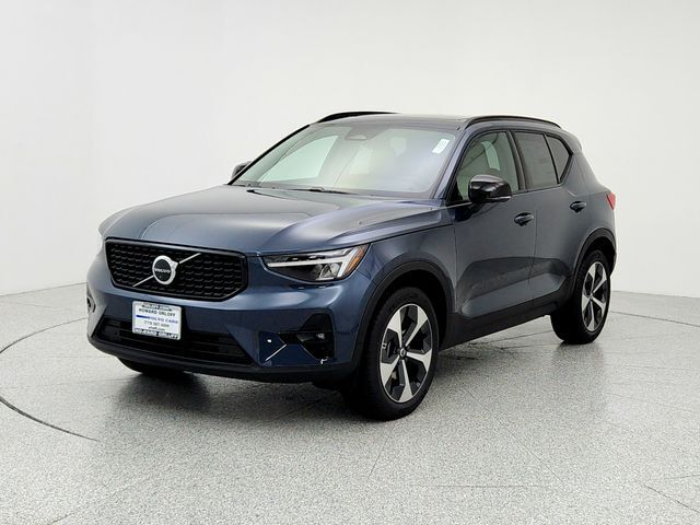 2026 VOLVO XC40