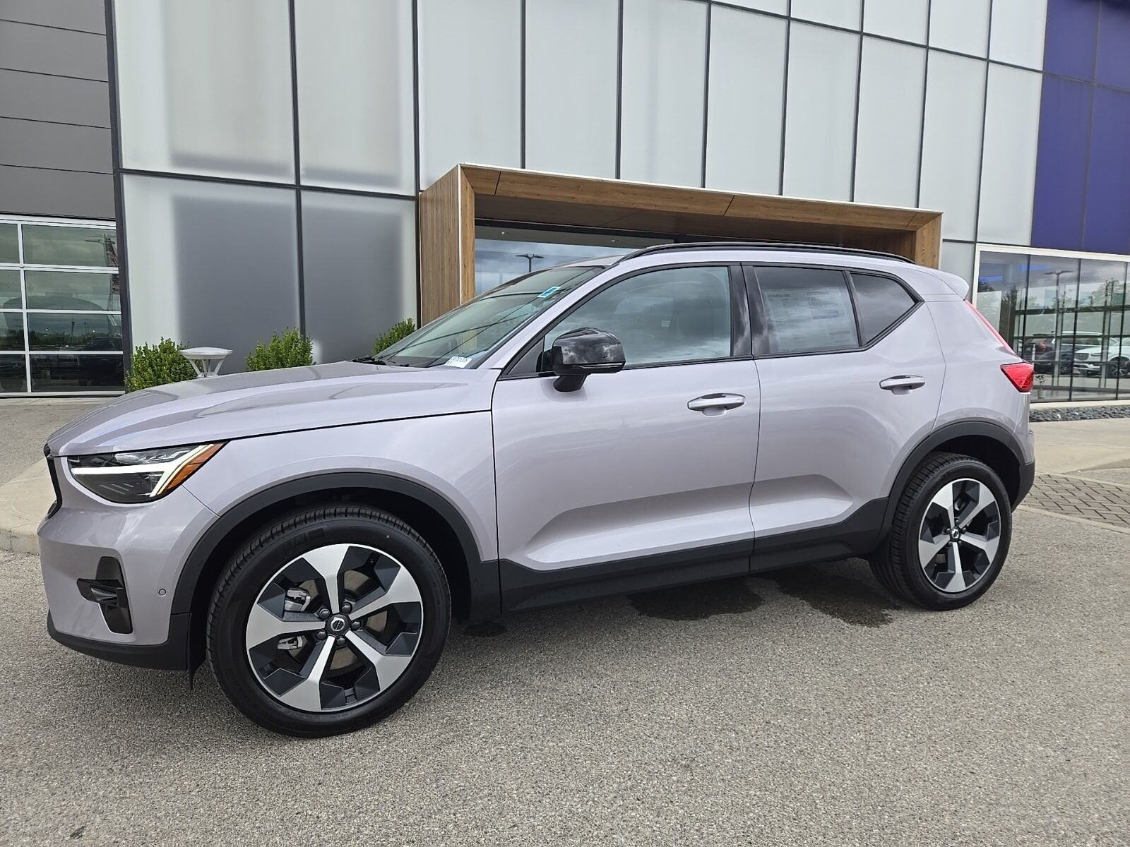 2026 VOLVO XC40