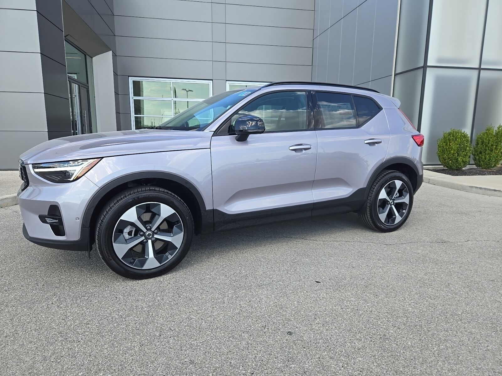 2026 VOLVO XC40