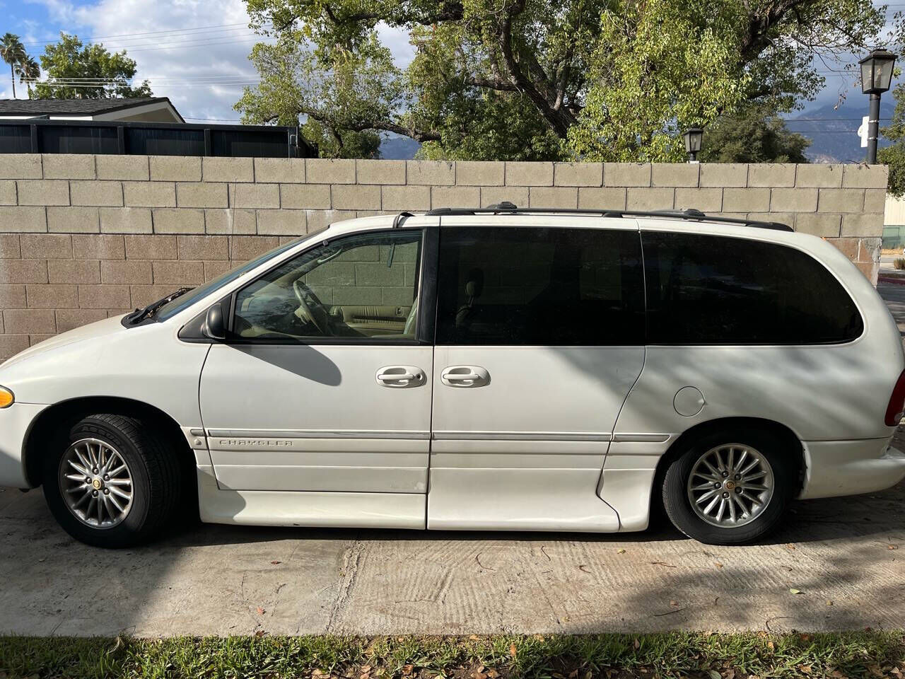 1999 CHRYSLER Town and Country