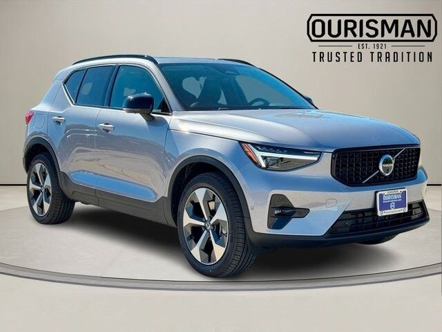2026 VOLVO XC40