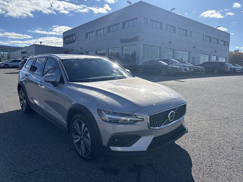 2025 VOLVO V60CC