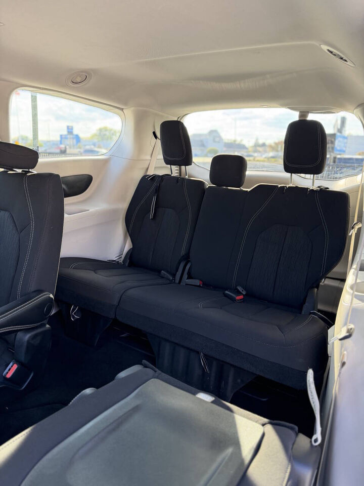 2023 CHRYSLER Voyager