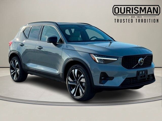 2026 VOLVO XC40