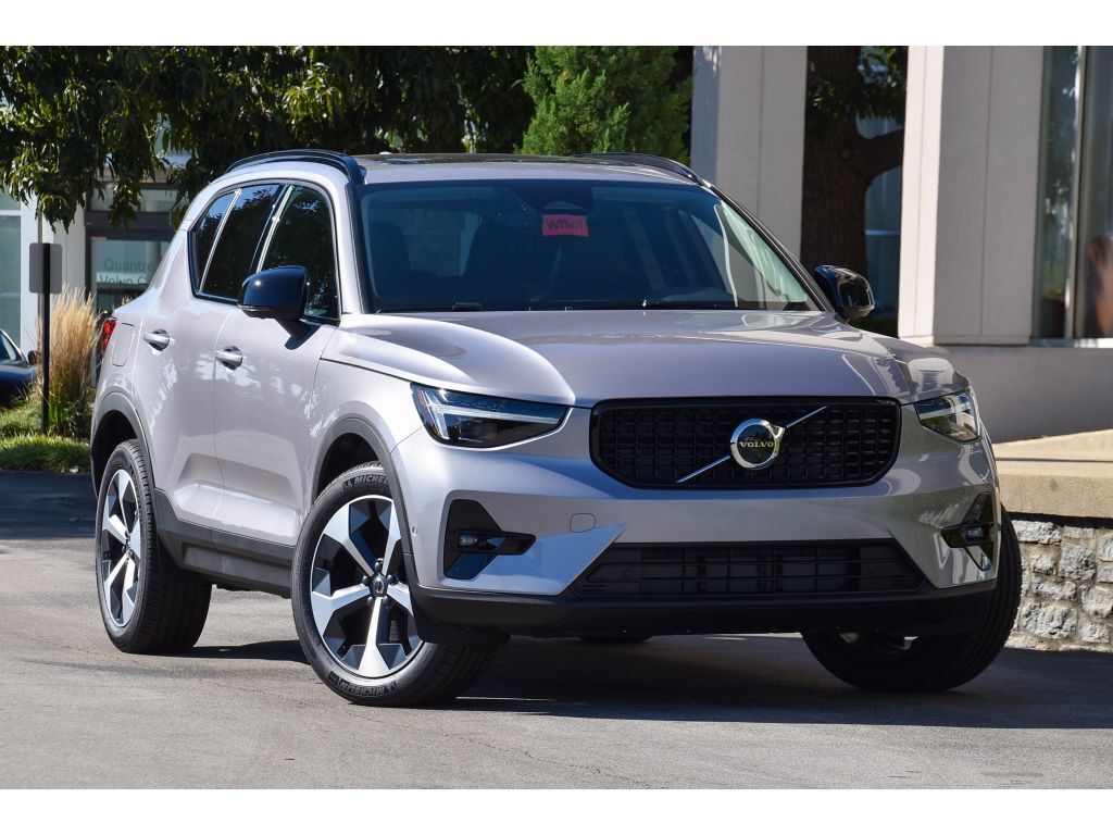 2026 VOLVO XC40