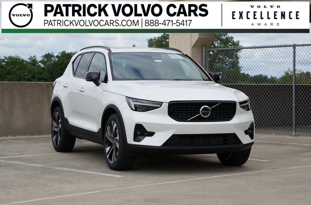 2026 VOLVO XC40