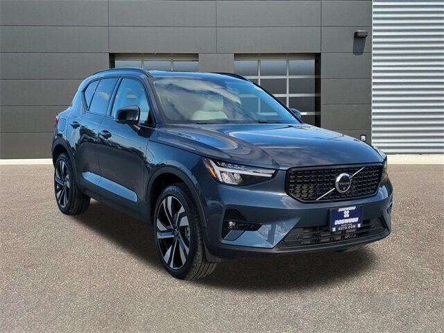2026 VOLVO XC40