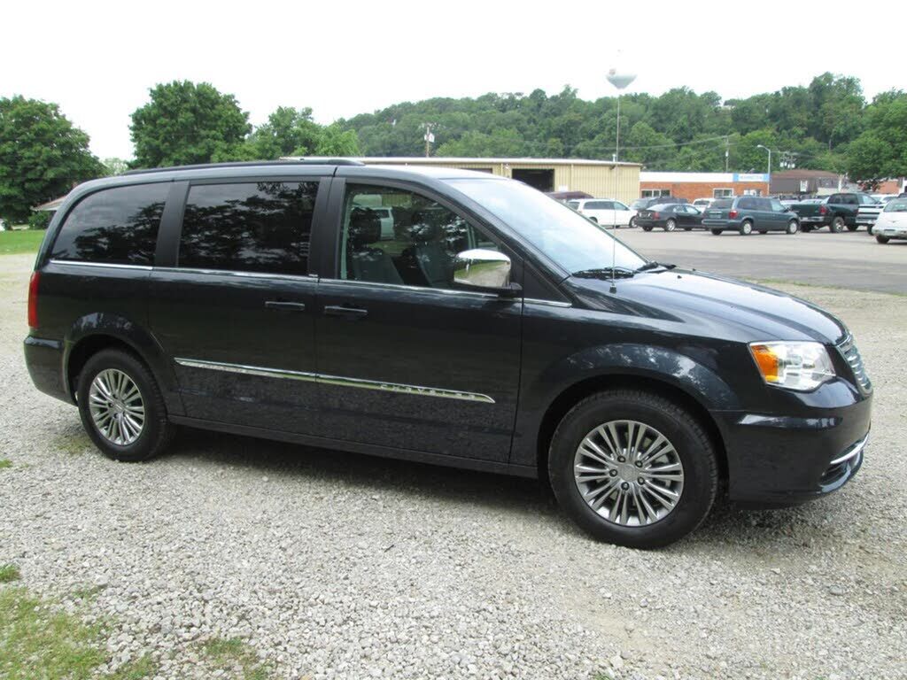 2013 CHRYSLER Town and Country