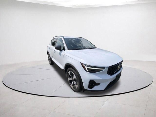 2026 VOLVO XC40