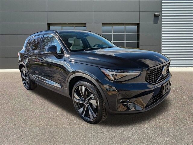 2026 VOLVO XC40