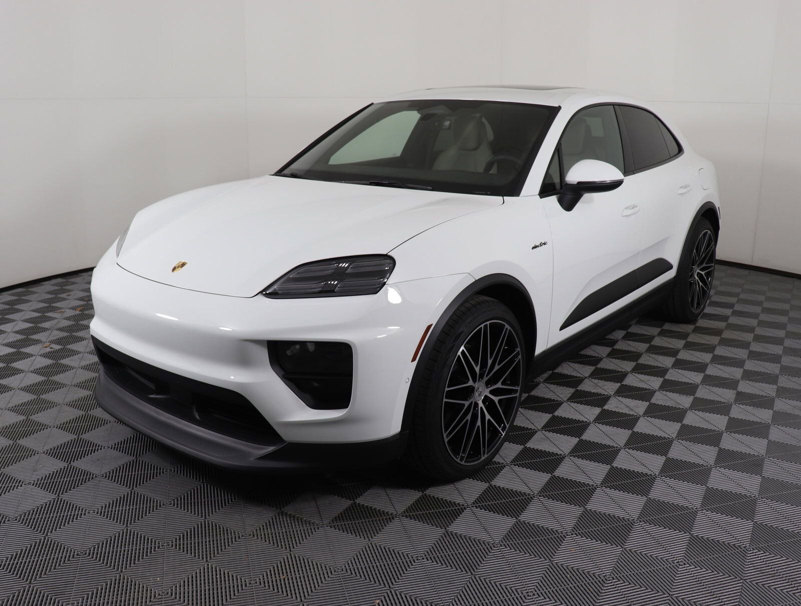 2024 PORSCHE Macan
