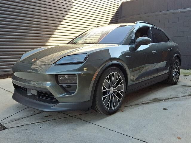 2025 PORSCHE Macan