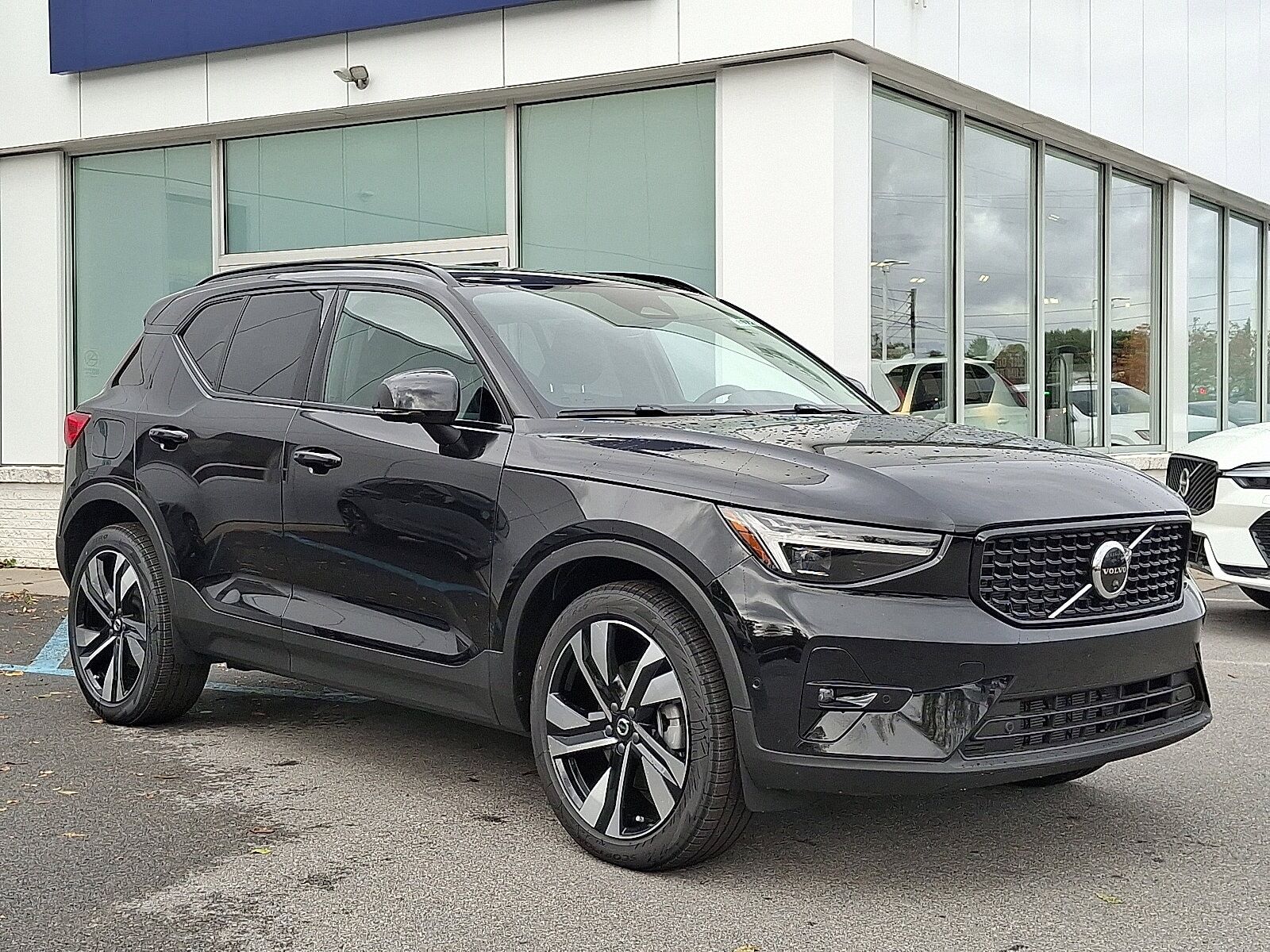 2026 VOLVO XC40