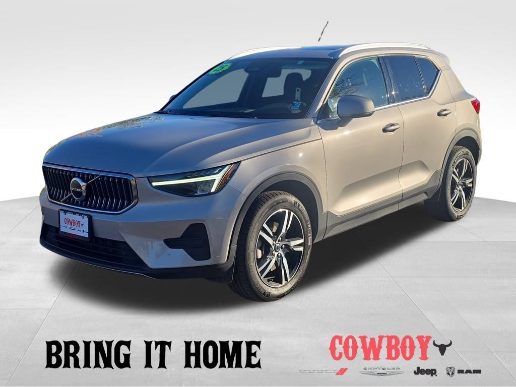 2025 VOLVO XC40