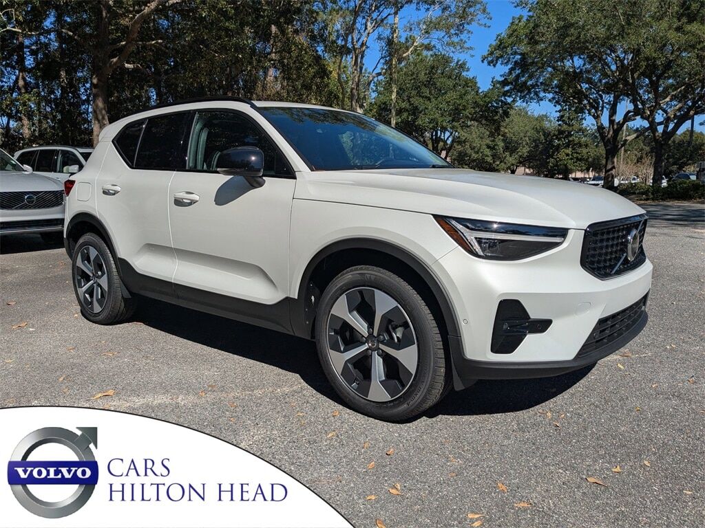 2026 VOLVO XC40
