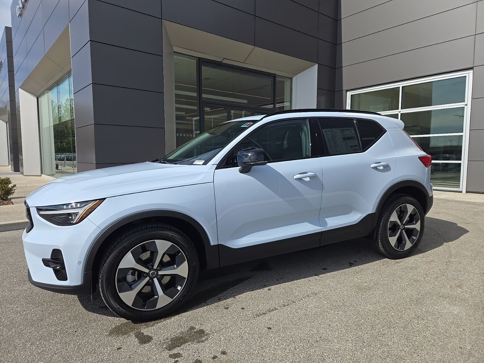 2026 VOLVO XC40