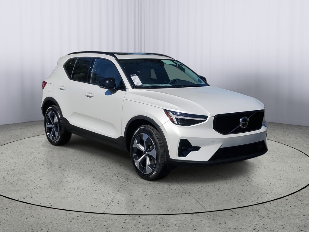 2026 VOLVO XC40