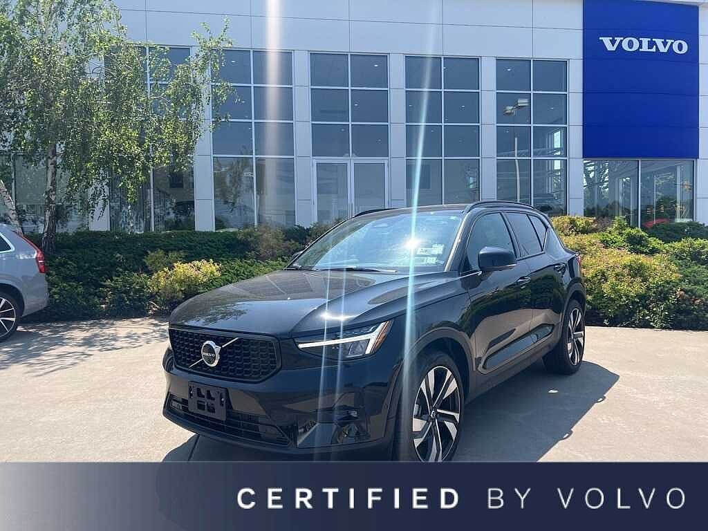 2023 VOLVO XC40
