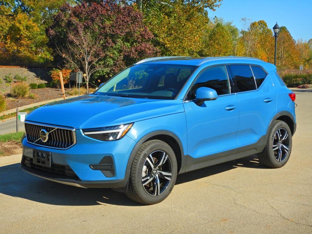 2025 VOLVO XC40