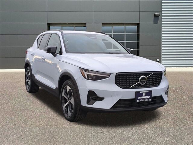 2026 VOLVO XC40