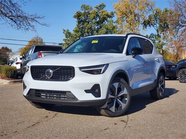 2026 VOLVO XC40