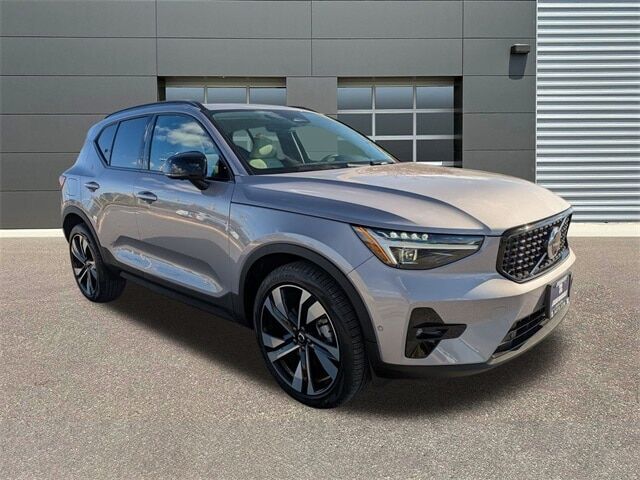 2026 VOLVO XC40