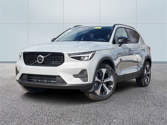 2026 VOLVO XC40