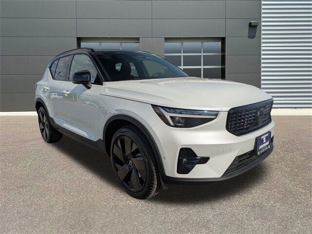 2026 VOLVO XC40
