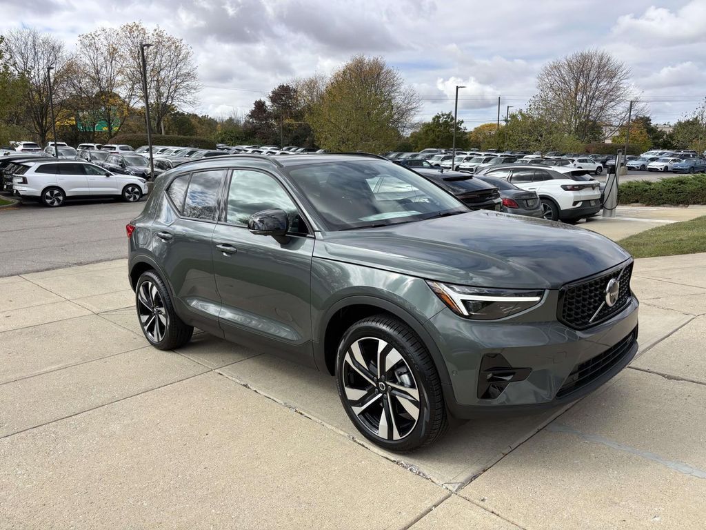 2026 VOLVO XC40