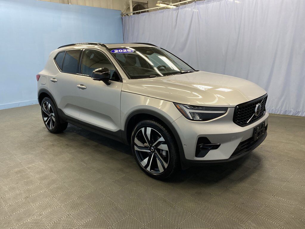 2025 VOLVO XC40