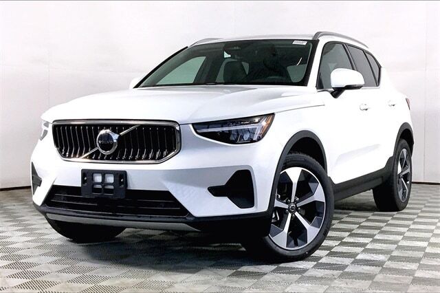 2025 VOLVO XC40