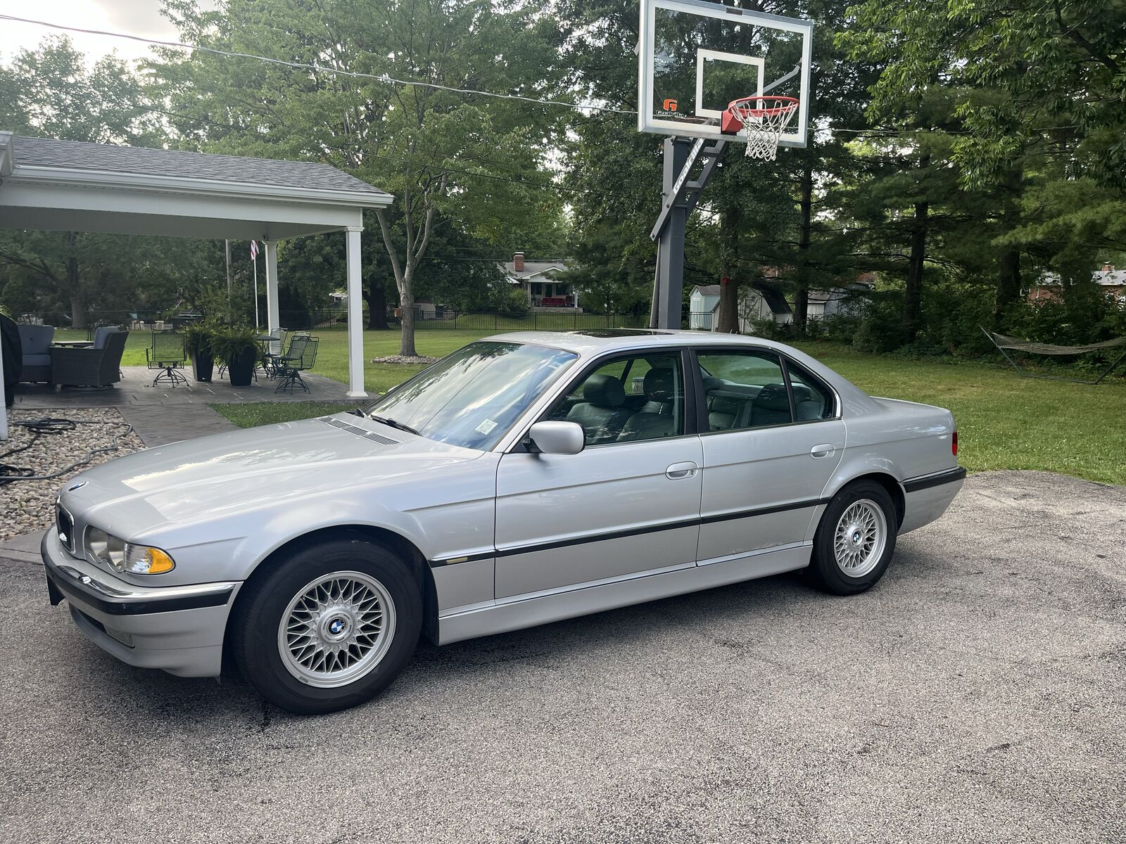 BMW 740i