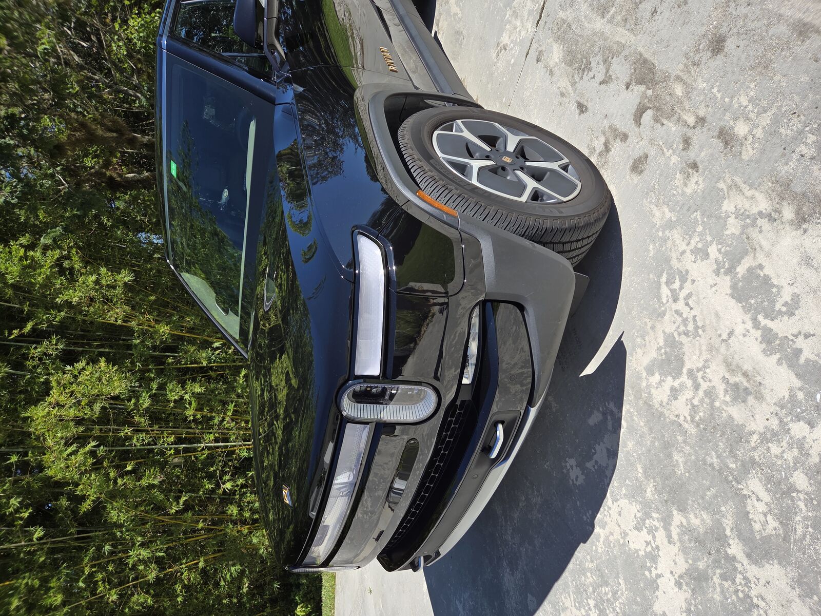 2023 RIVIAN R1S