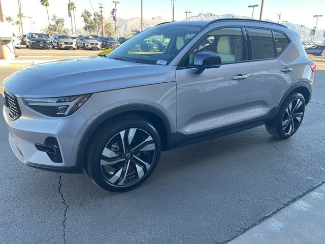 2026 VOLVO XC40