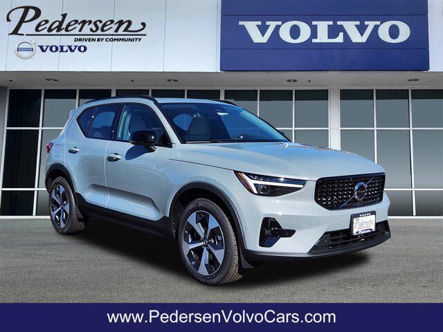 2026 VOLVO XC40