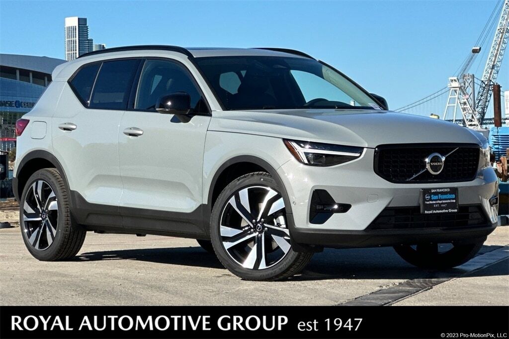 2026 VOLVO XC40