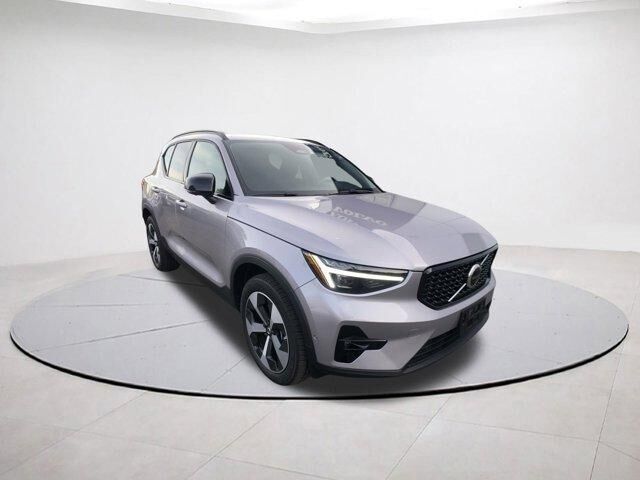 2026 VOLVO XC40