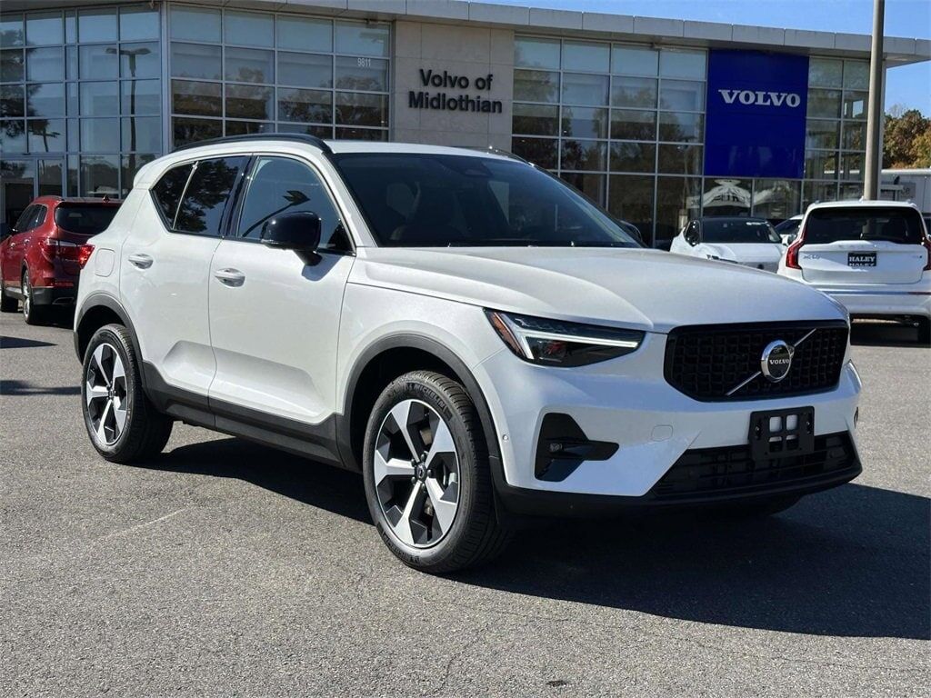 2026 VOLVO XC40