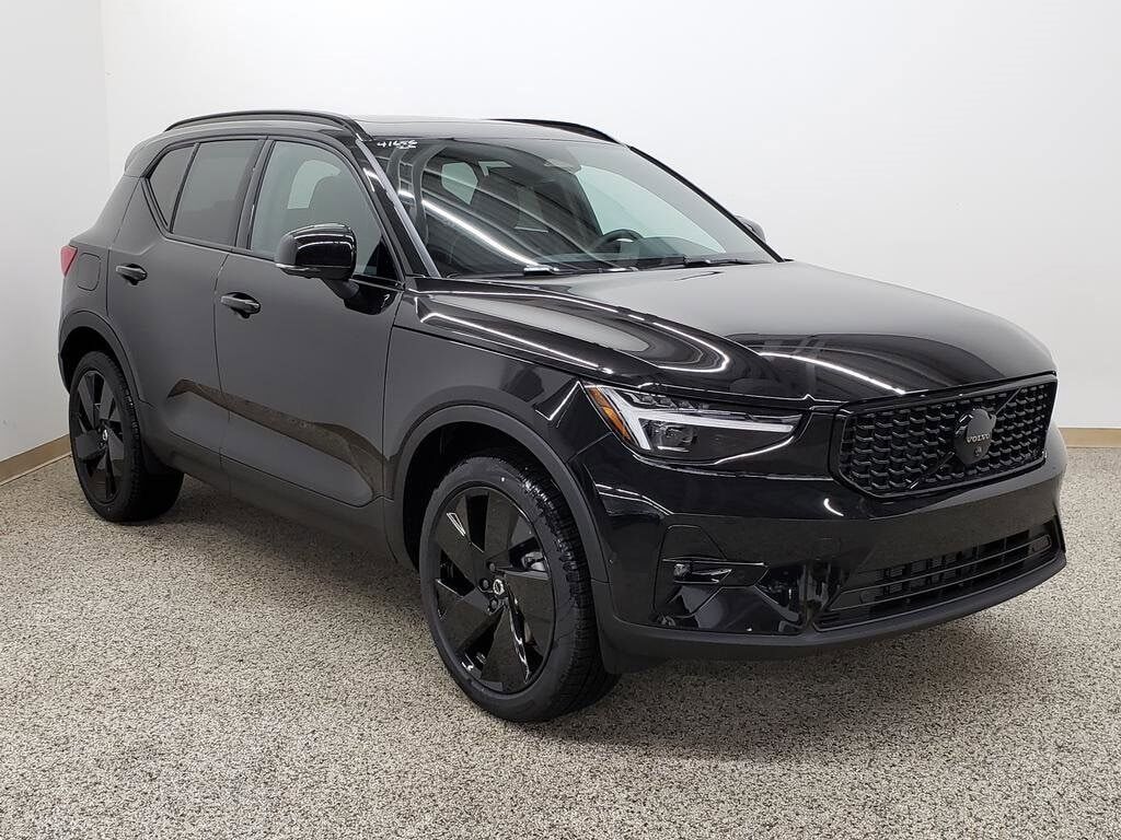 2026 VOLVO XC40