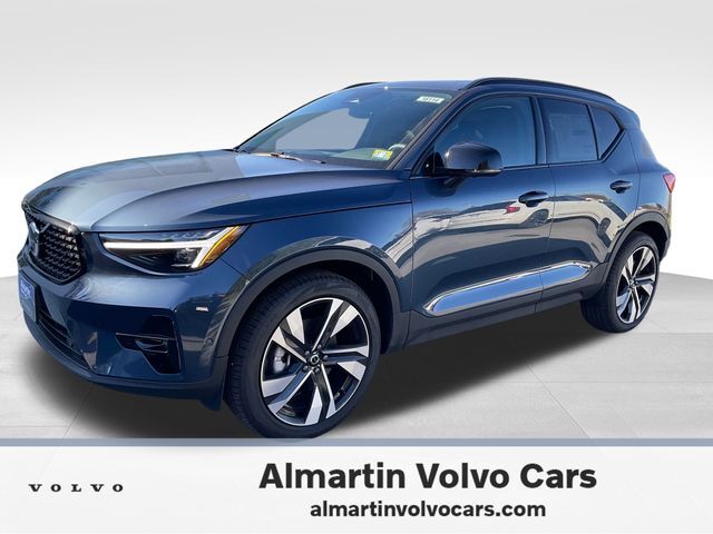 2026 VOLVO XC40