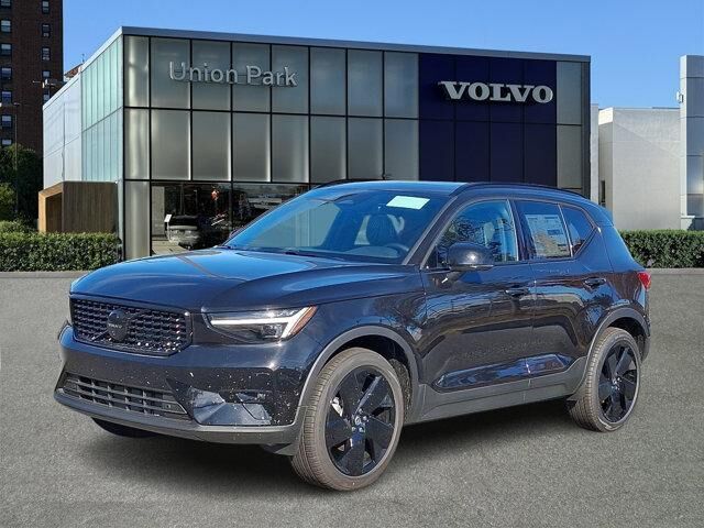 2026 VOLVO XC40