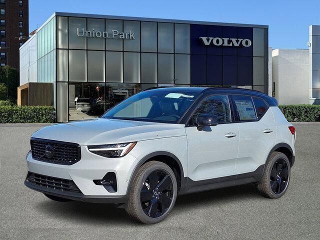 2026 VOLVO XC40