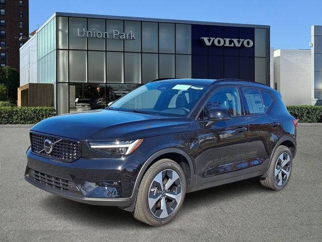2026 VOLVO XC40