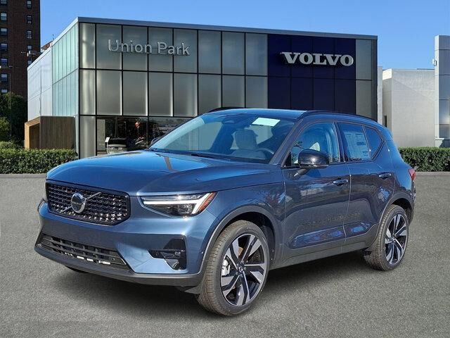 2026 VOLVO XC40