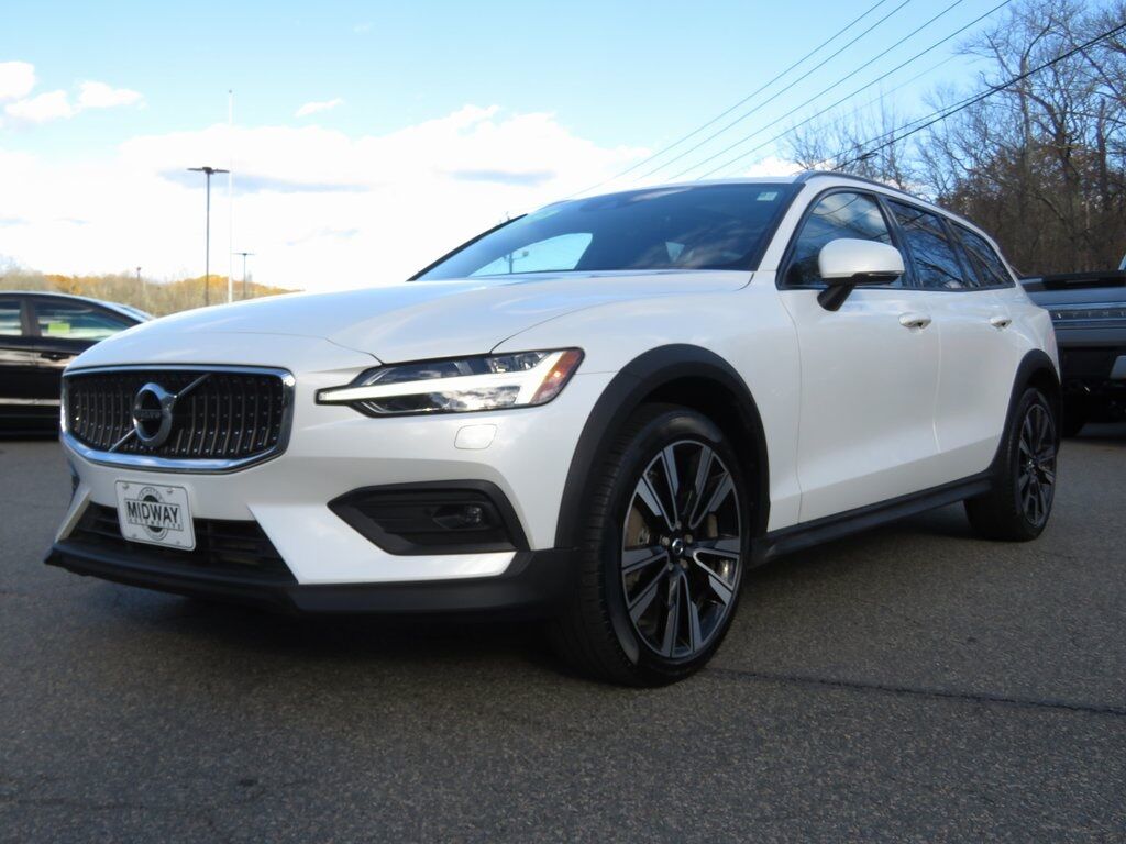 2022 VOLVO V60CC