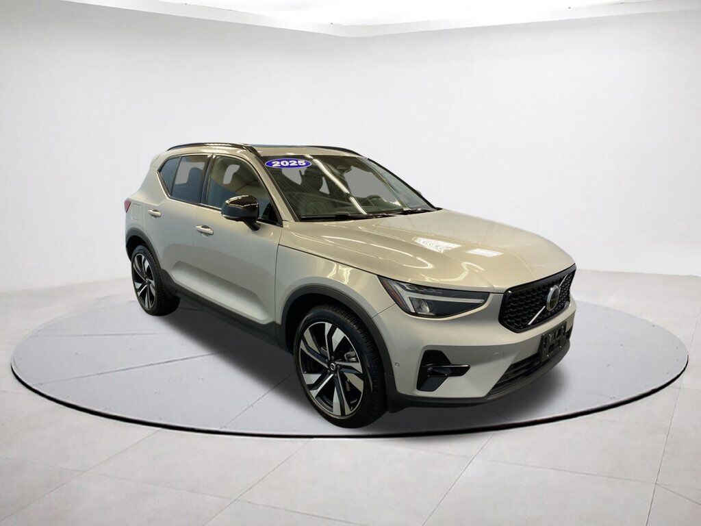 2025 VOLVO XC40