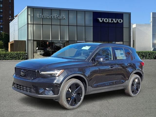 2026 VOLVO XC40