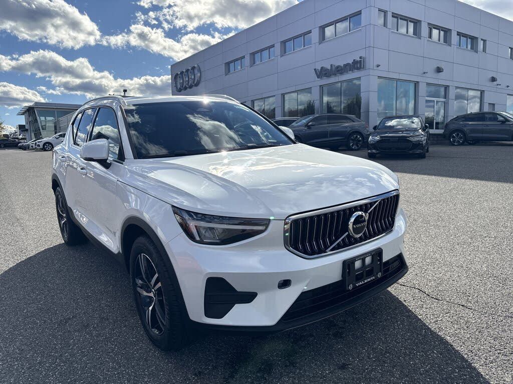 2025 VOLVO XC40