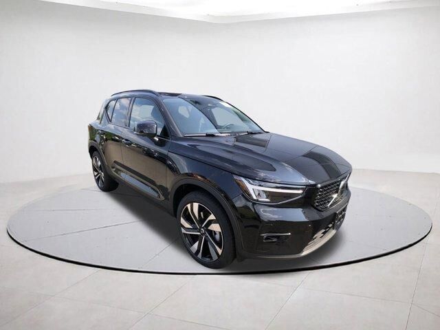 2026 VOLVO XC40